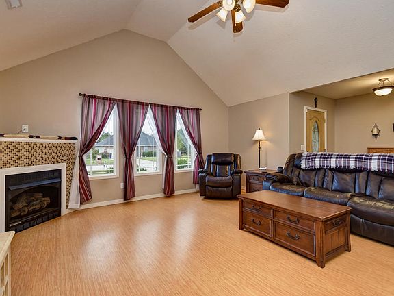 5th image of 216 W Eagle Ln