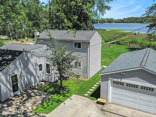 1990 Watkins Lake Rd, Waterford, MI 48328