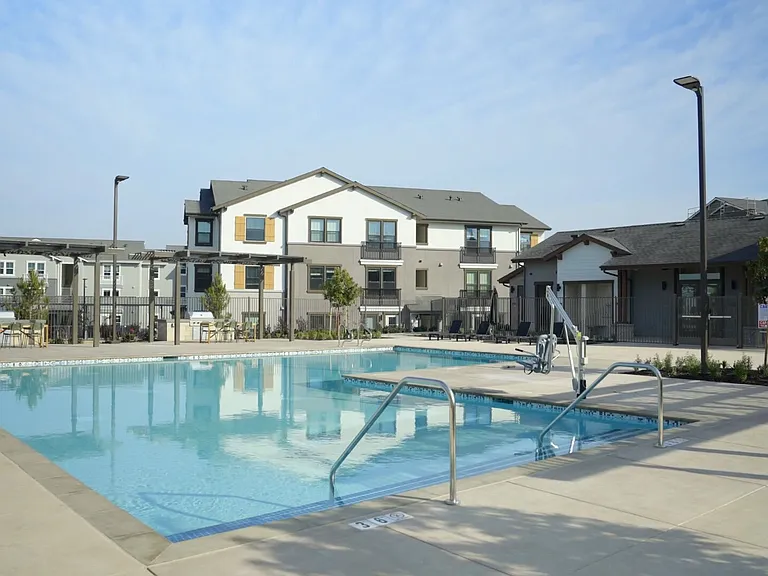 Crescent Apartments — Photo 16