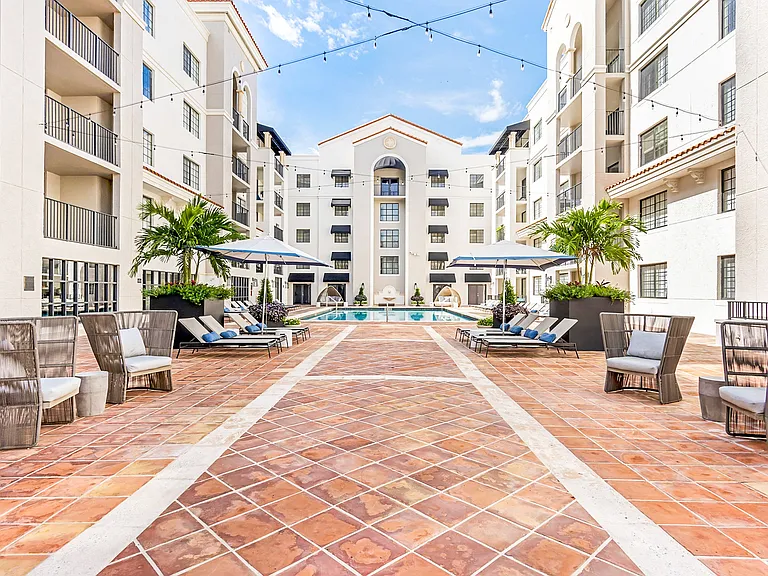 Gables Grand Plaza Apartments — Photo 8