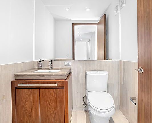 5th image of 400 5th Ave APT 32H