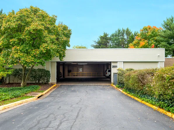 201 Yoakum Pkwy APT 54, Alexandria, VA 22304