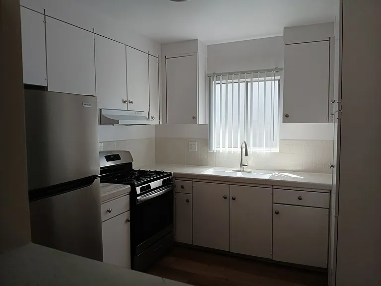 1920 Manning Ave — Photo 27