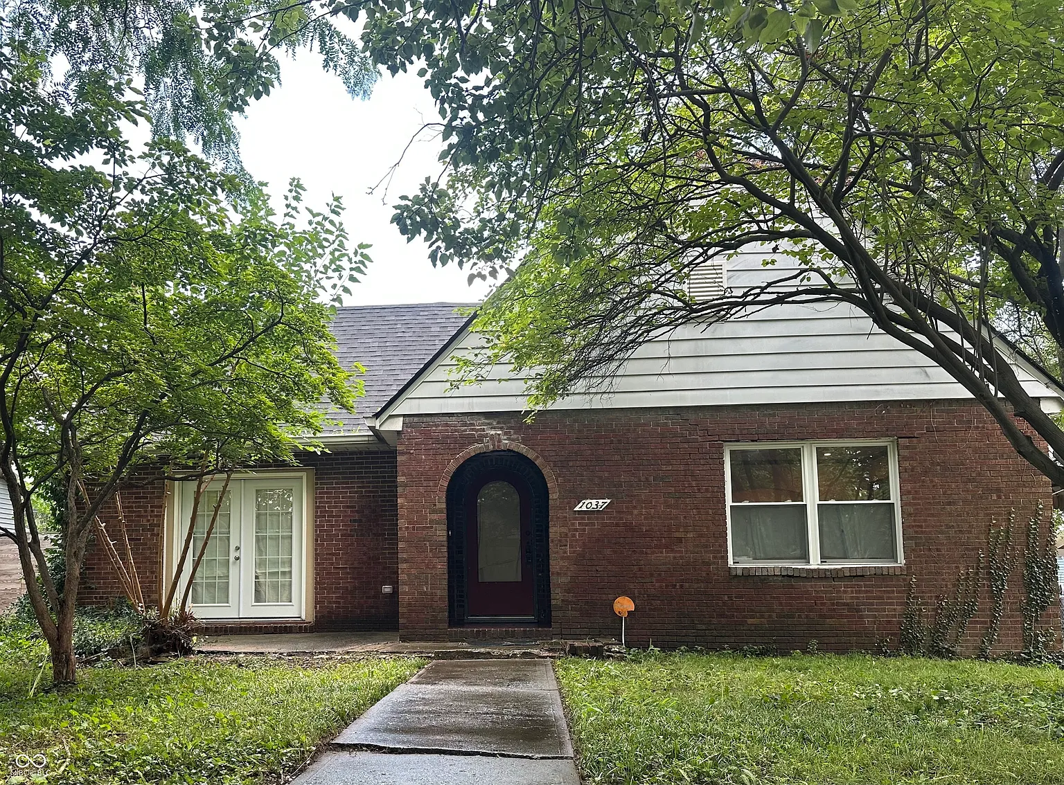 1037 Hervey St photo 1