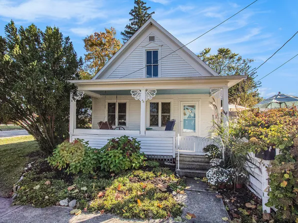 114 Sycamore St E, Three Oaks, MI 49128