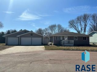 601 W 8th Ave, Lennox, SD 57039