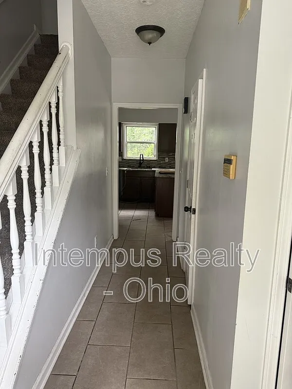4 bed, 2.5 bath, 1976 sqft, $1,697 — Photo 2