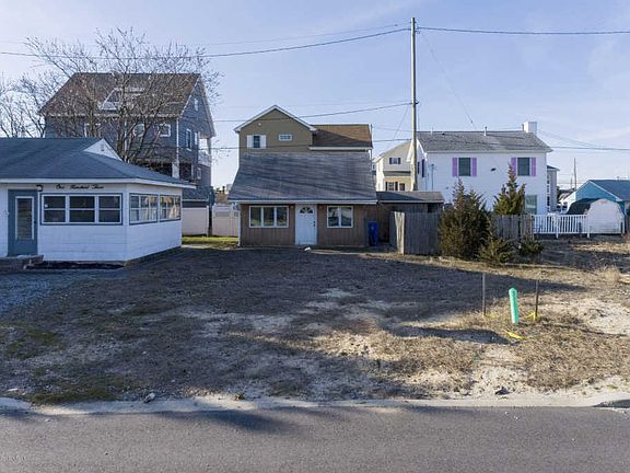 3rd image of 107 Eisenhower Ave