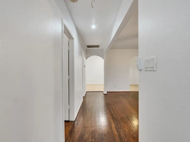 4930 Holloway Dr — Photo 35