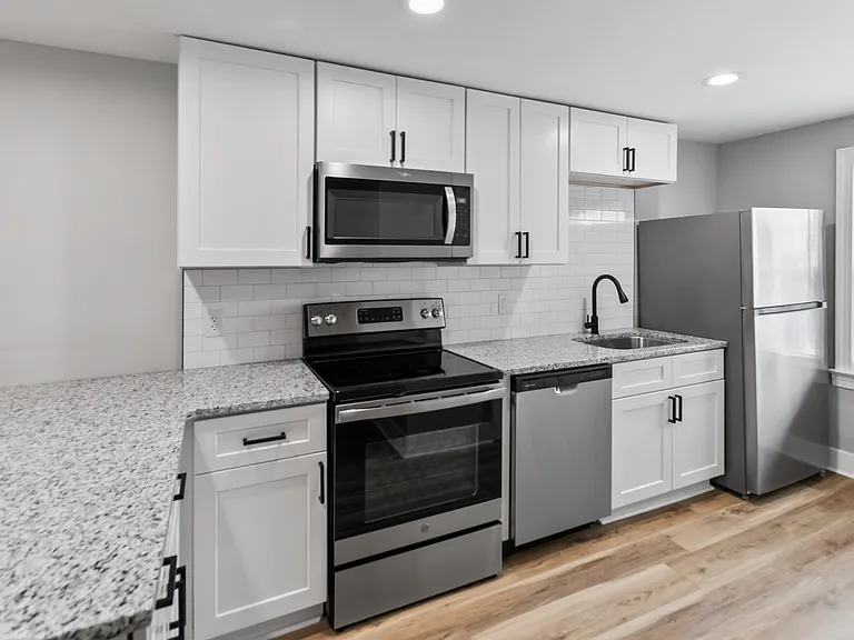 2402 E 3rd St #B — Photo 3