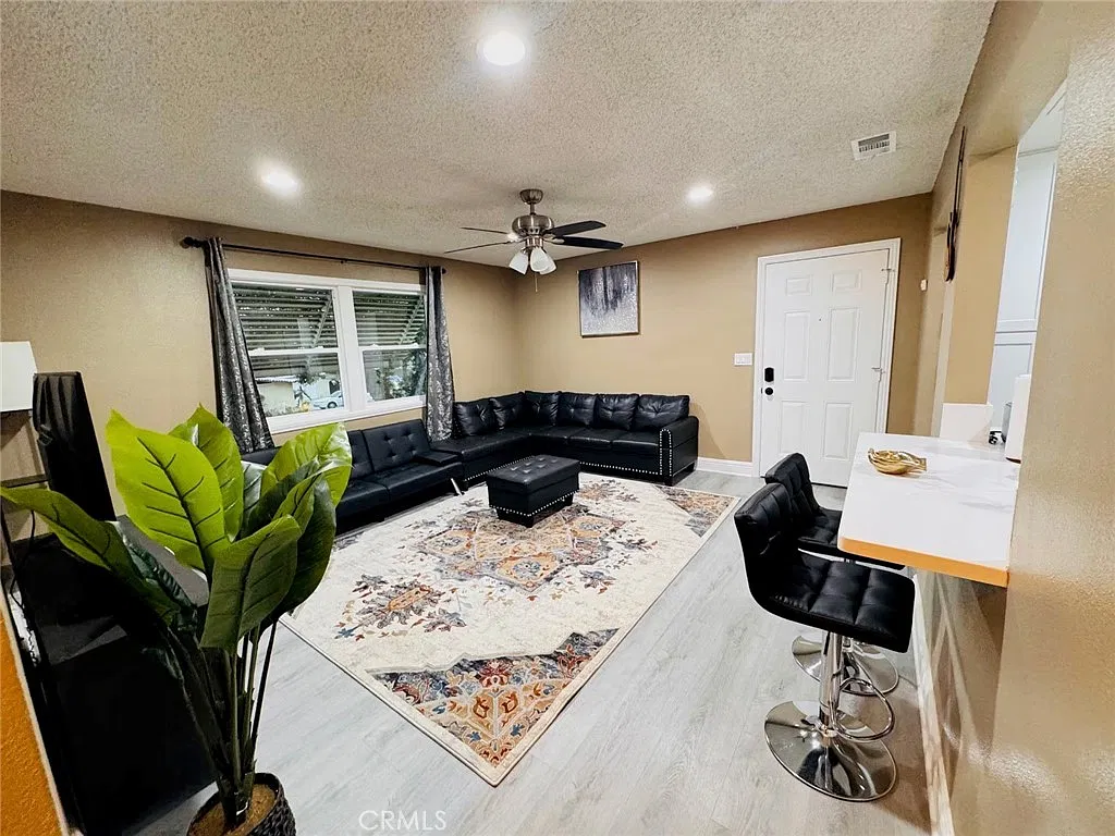 2 bed, 806 sqft, $3,350 — Photo 2