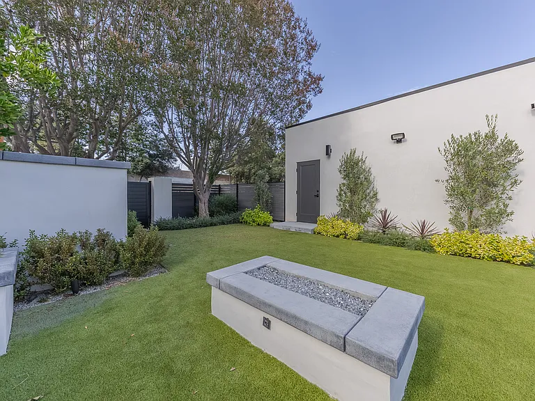 4557 Camellia Ave — Photo 12