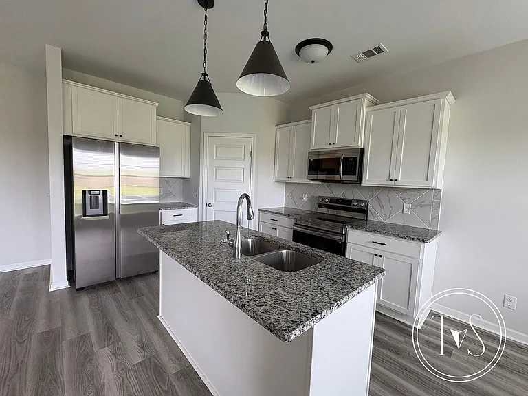 1661 SE Arnold Dr — Photo 5