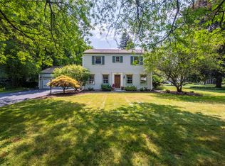 27 Shire Oaks Dr, Pittsford, NY 14534