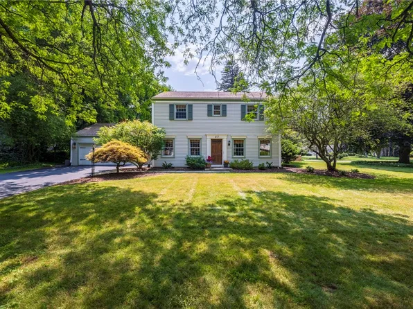 27 Shire Oaks Dr, Pittsford, NY 14534