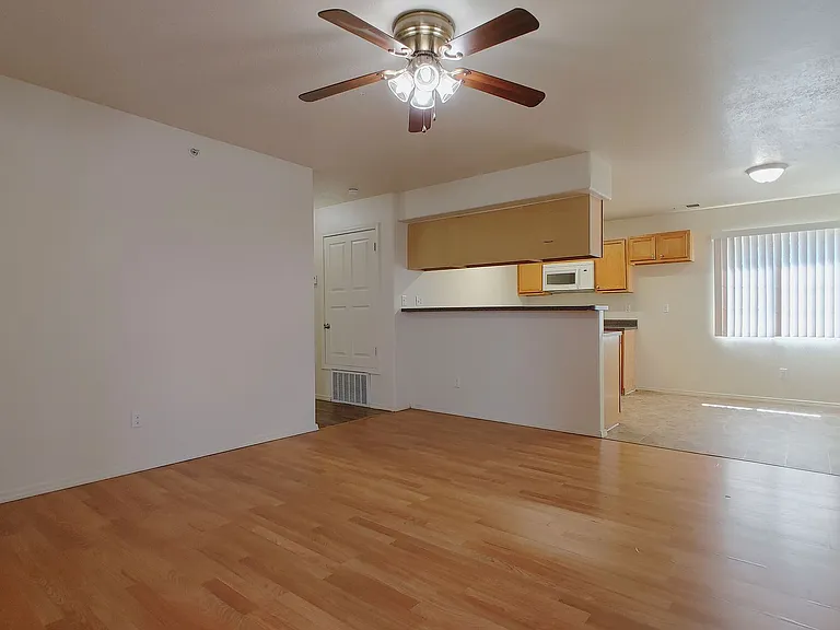 509 Valencia Dr SE — Photo 2