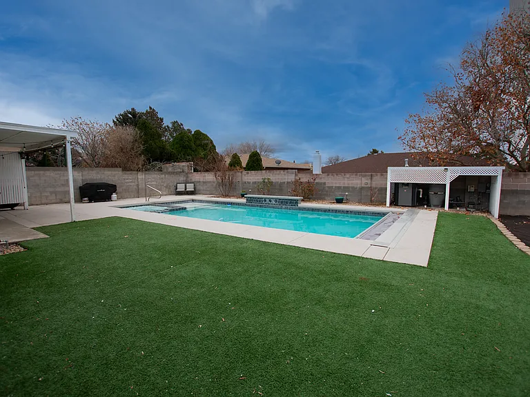 9514 Avenida Del Oso NE — Photo 15