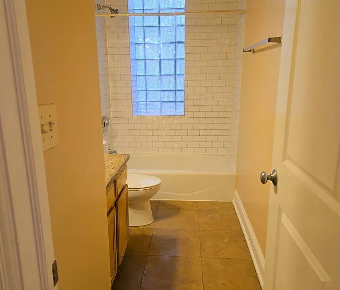 704 E 51st St #2W — Photo 8