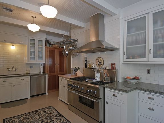 Gourmet kitchen