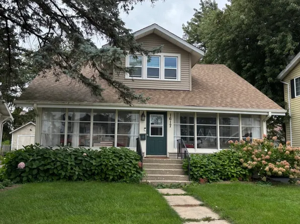 1617 N Riverside Dr, McHenry, IL 60050