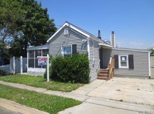 36 E Santa Barbara Rd, Lindenhurst, NY 11757