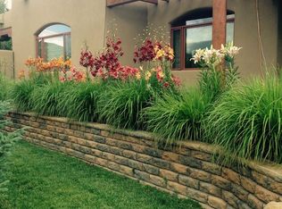 901 Vista Primavera Dr, Taos, NM 87571