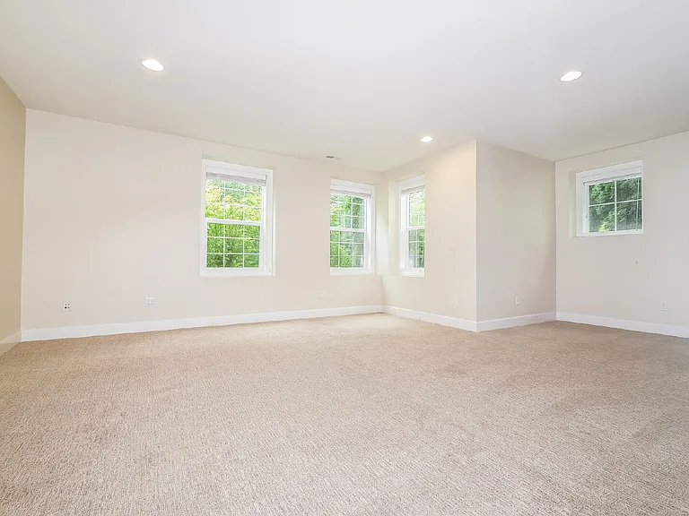2170 NE Morgan Ln — Photo 6