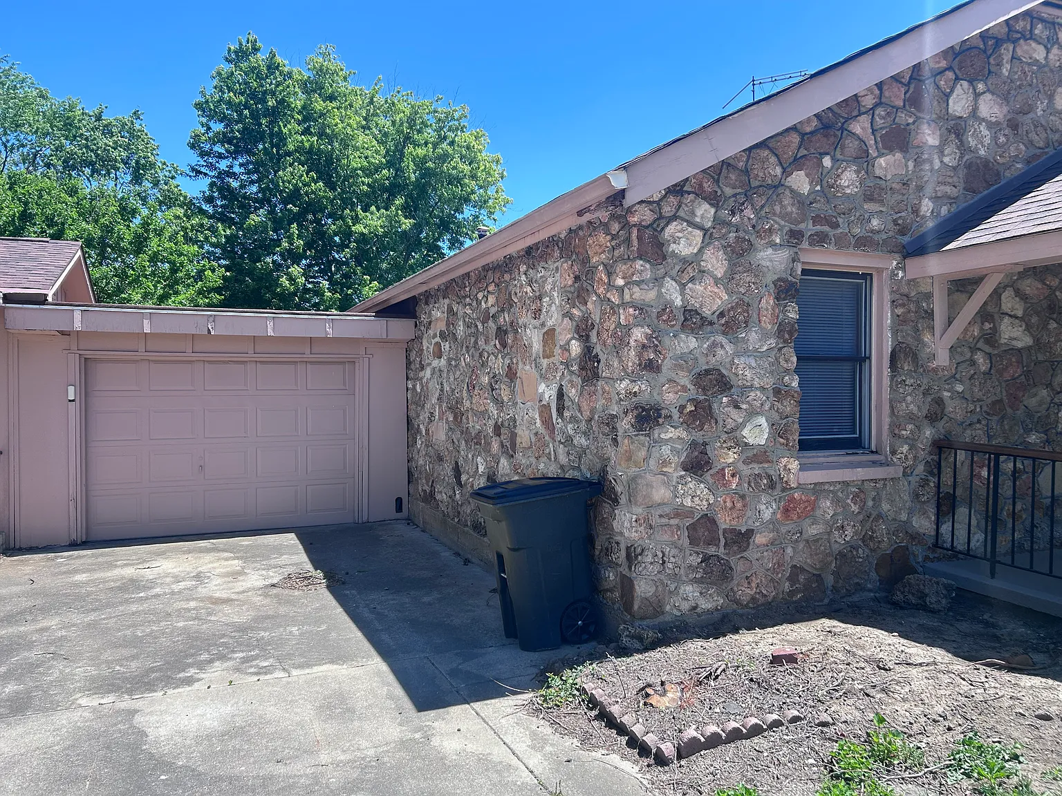 2 bed, 1328 sqft, $900 — Photo 2