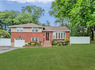 8 Birchwood Ter, Nanuet, NY 10954