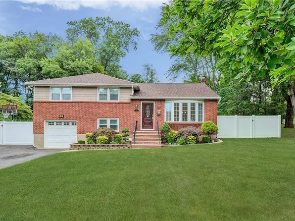 8 Birchwood Terrace, Nanuet, NY 10954