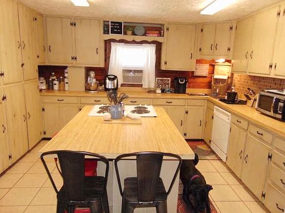 Kitchen, Plenty of Cabinets