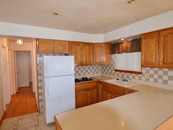 4th image of 14406 Arden St