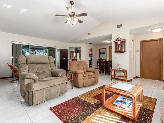 4th image of 841 SE Damask Ave