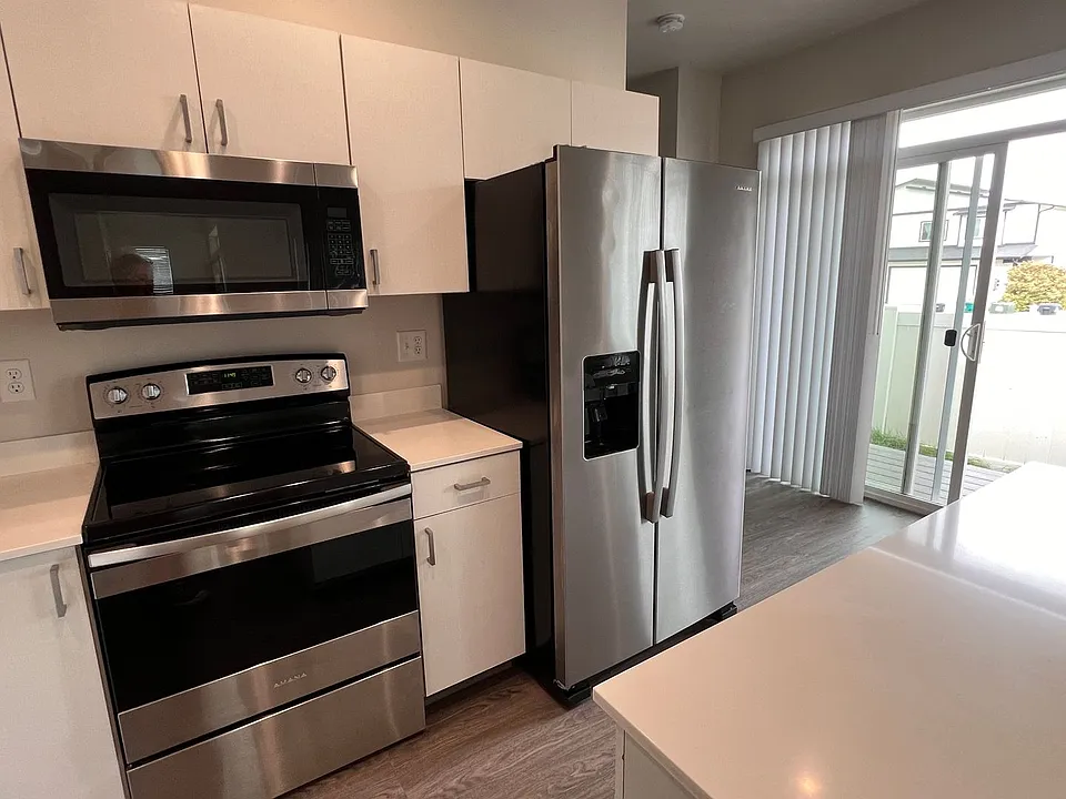 Modern design 3 bed, 2.5 bath duplex