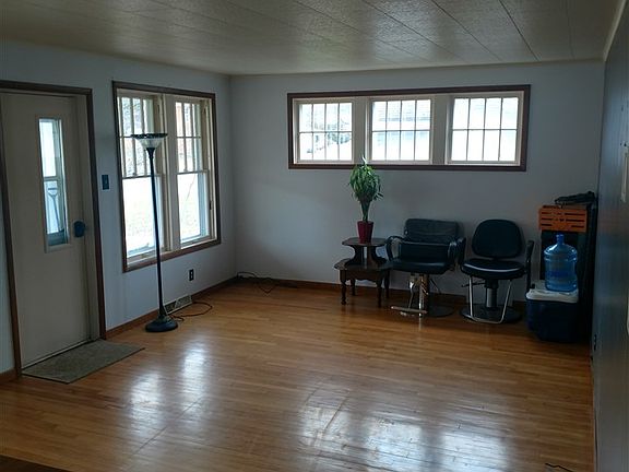 4th image of 1103 W Ludington St