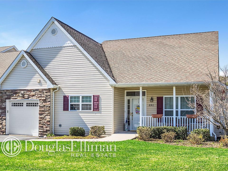 1st image of 257 Pond Cir