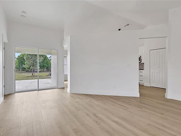 5th image of 3760 50th AVE NE