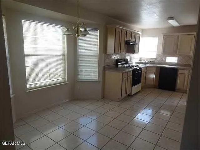 7481 Umbria Dr — Photo 24