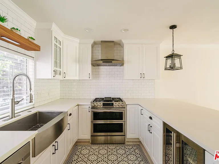 141 N Clark Dr #2 — Photo 6