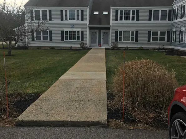 404 Springbrook Cir, Portsmouth, NH 03801