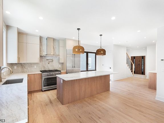 4th image of 132 Warren St