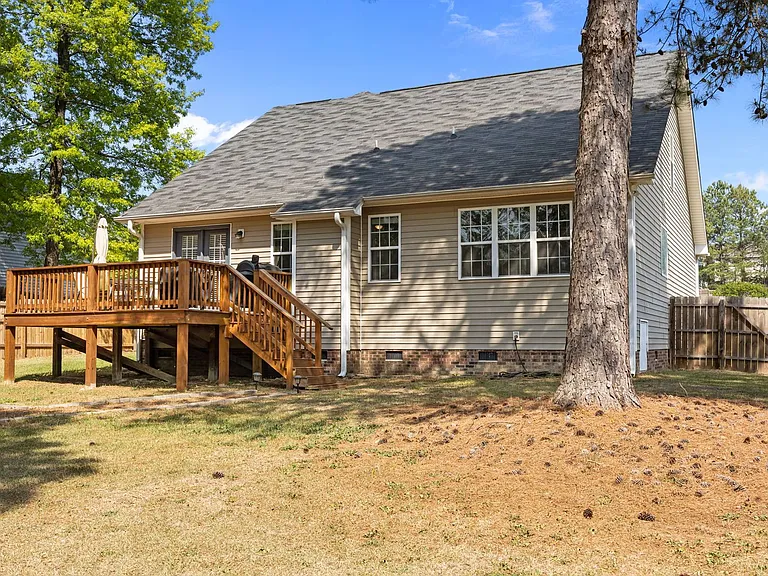 686 Colonial Hills Dr — Photo 4