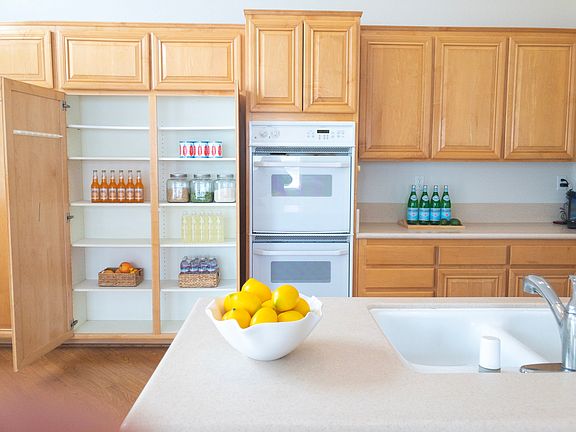 Double Ovens. Great storage!