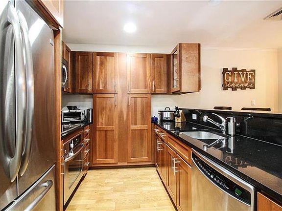 5th image of 225 Stanley Ave Unit 308