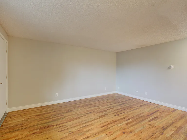 8 S Clarkson Street — Photo 17