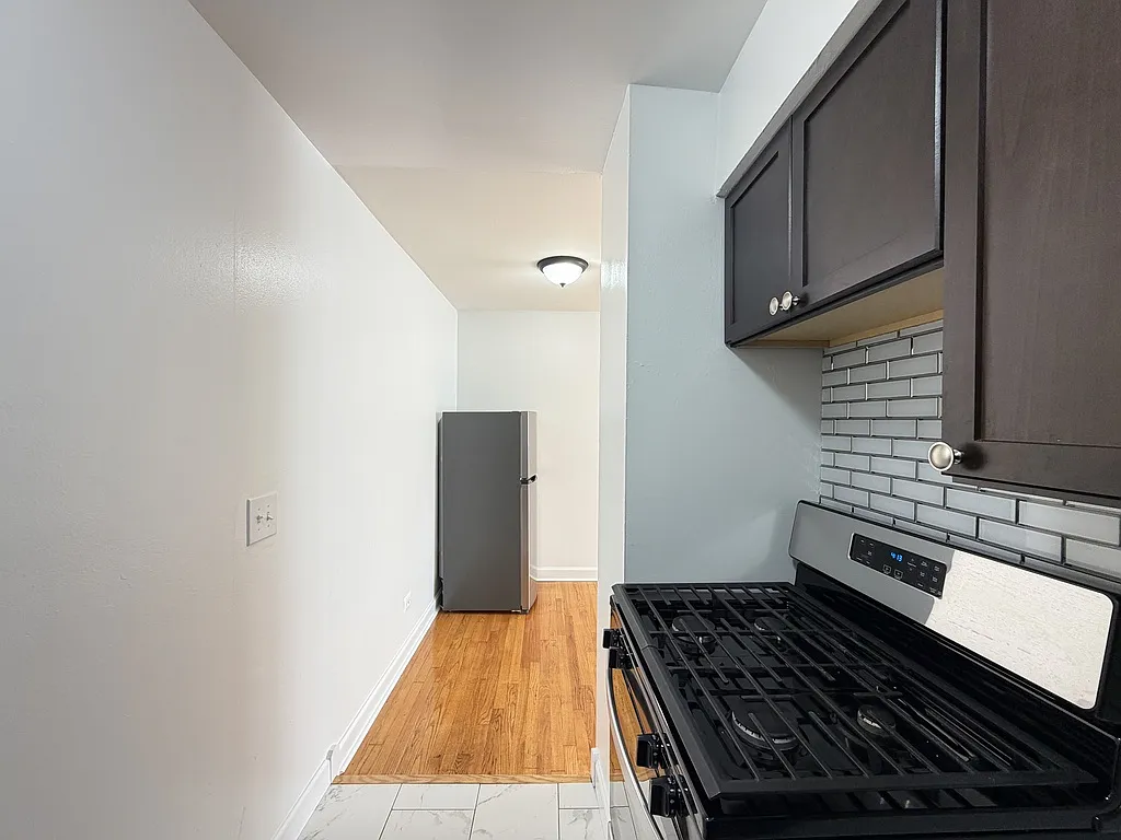 Noteworthy 1 Bed, 1 Bath at Sheridan + Farwell (Rogers Park) — Photo 4