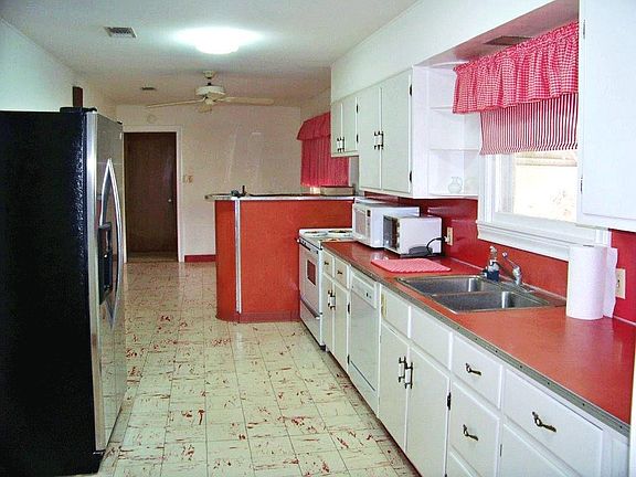 Kitchen and Breakfast Area