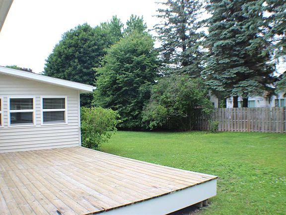 4th image of 1006 Saint James Pl