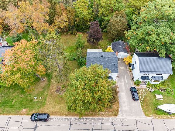 3rd image of 10 Laurier Ave