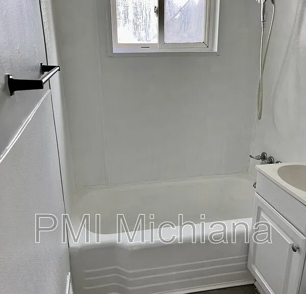 230 N Albert Ave — Photo 11